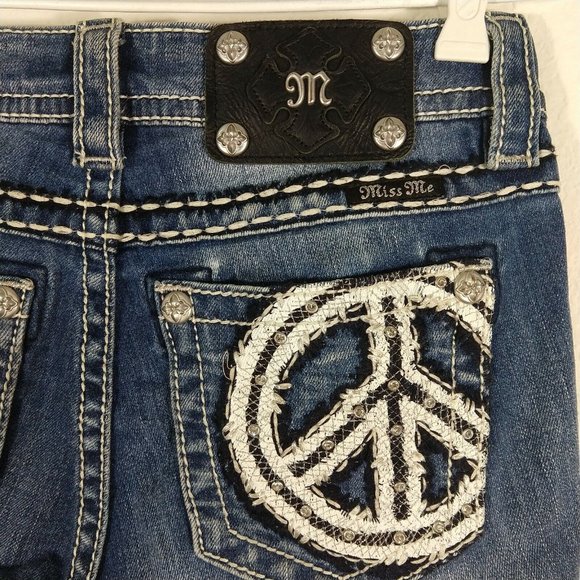 Miss Me Mid Rise Cuffed Capri Jeans Medium Wash Whiskering through Thighs 29"X22 - Picture 3 of 9